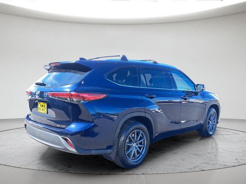 Used 2021 Toyota Highlander XLE AWD/4WD image 5