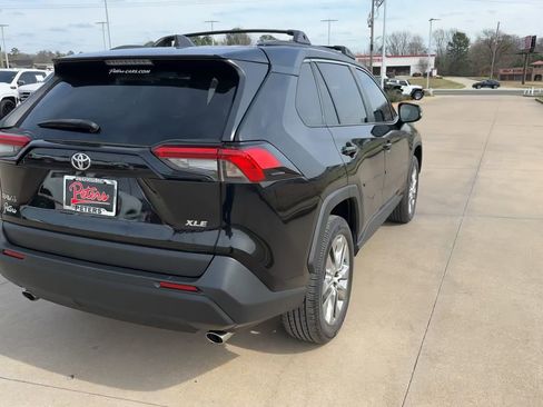 Used 2021 Toyota RAV4 XLE Premium image 8