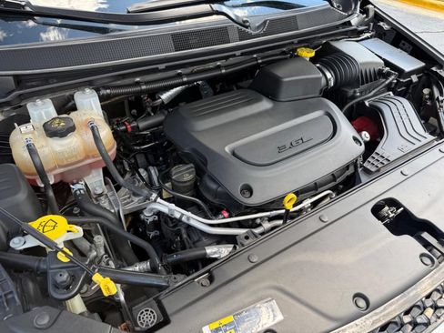 Used 2022 Chrysler Pacifica Touring-L FWD image 28