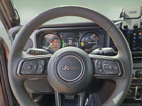 Used 2024 Jeep Wrangler Unlimited AWD/4WD image 18