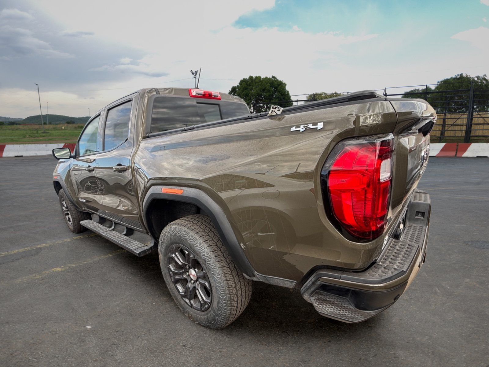 Used 2024 GMC Canyon Elevation w/ Elevation Premium Package AWD/4WD image 4