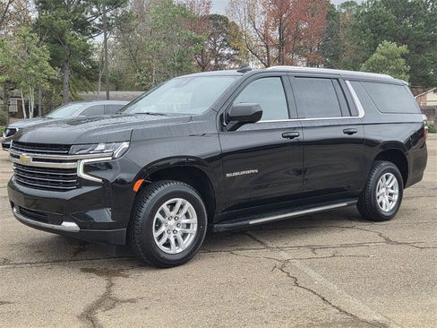 Used 2024 Chevrolet Suburban LT image 8
