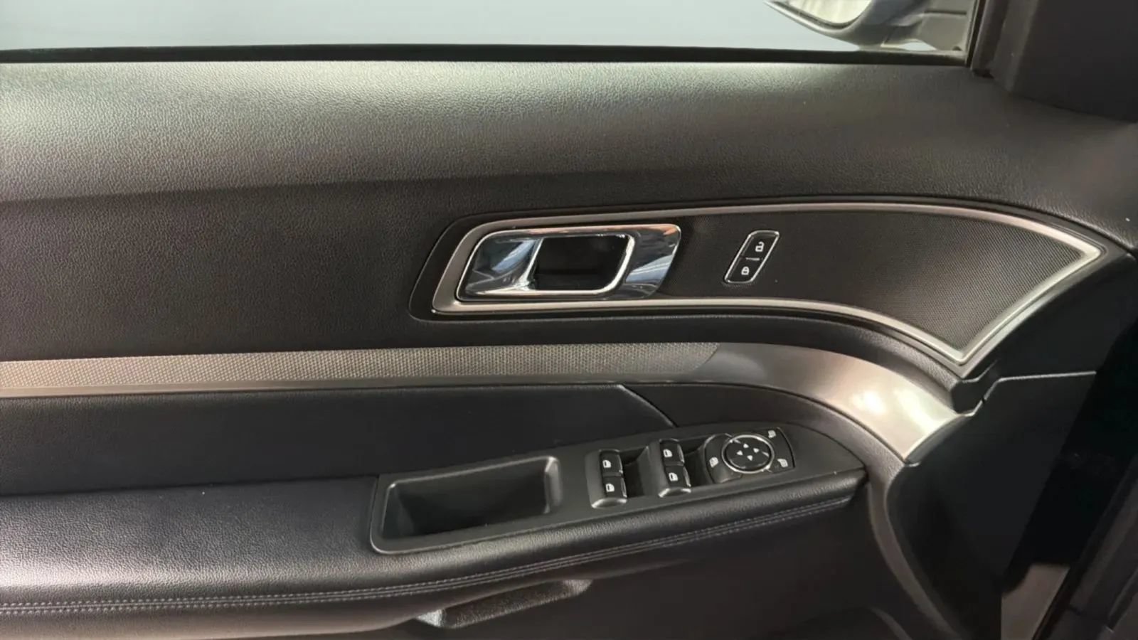 Used 2018 Ford Explorer XLT w/ Equipment Group 201A FWD image 17