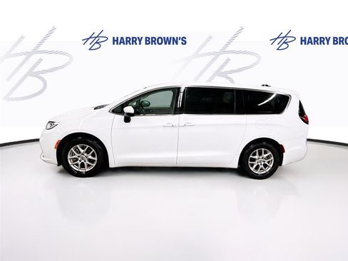 Used 2023 Chrysler Pacifica Touring-L image 8