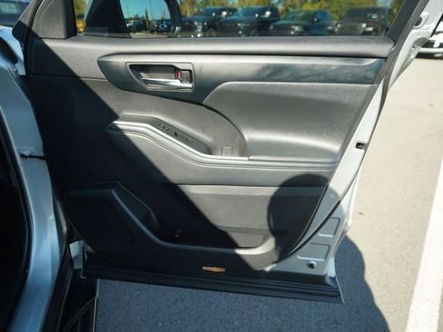 Used 2022 Toyota Highlander XLE image 21
