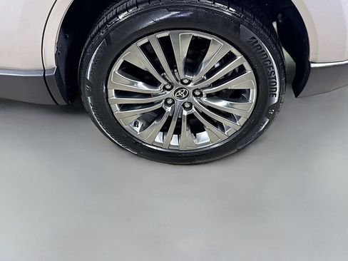 Used 2024 Toyota Venza XLE AWD/4WD image 29