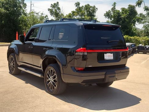 Used 2024 Lexus GX 550 AWD/4WD image 2