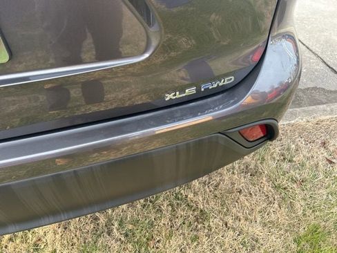 Used 2022 Toyota Highlander XLE image 9