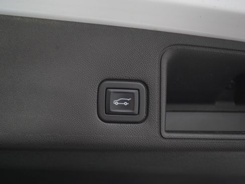 Used 2022 GMC Terrain SLT w/ LPO, Floor Liner Package AWD/4WD image 19