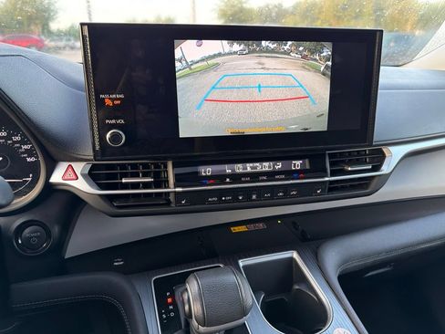 Used 2025 Toyota Sienna XLE FWD image 10