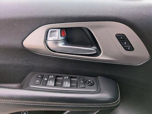 Used 2021 Chrysler Pacifica Limited w/ Uconnect Theater Family Group image 15