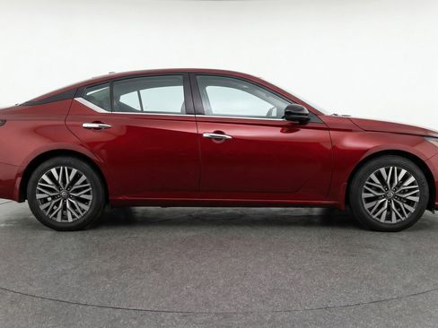 Used 2025 Nissan Altima 2.5 SV image 11