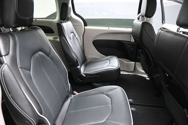 Used 2024 Chrysler Pacifica Limited AWD/4WD image 29