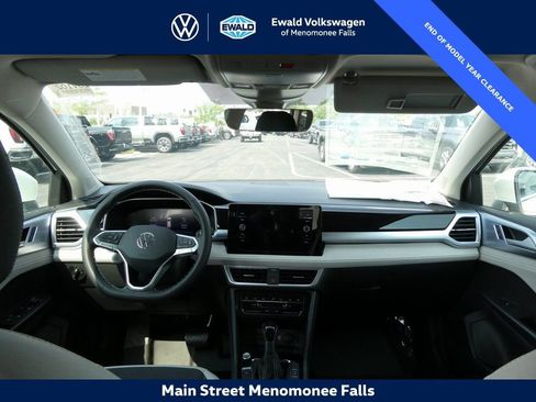 Certified 2025 Volkswagen Taos SE image 32