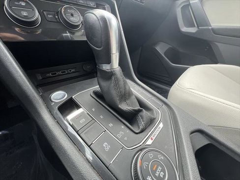 Used 2018 Volkswagen Tiguan SEL AWD/4WD image 19