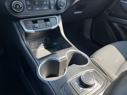 Used 2024 GMC Terrain SLE image 40