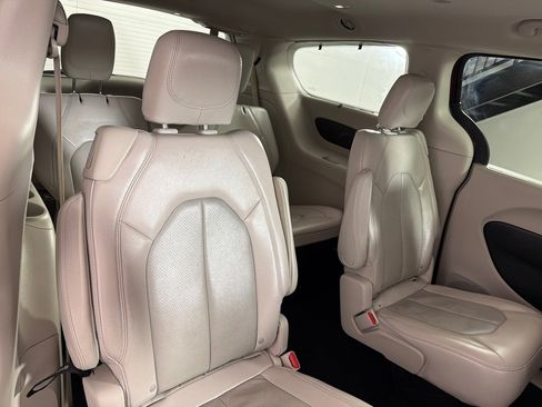 Used 2021 Chrysler Pacifica Touring-L FWD image 21