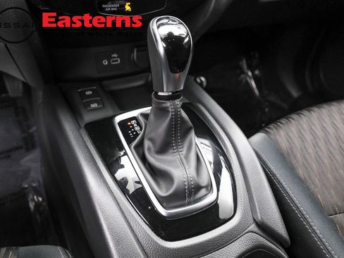 Used 2019 Nissan Rogue SV w/ Premium Package image 13