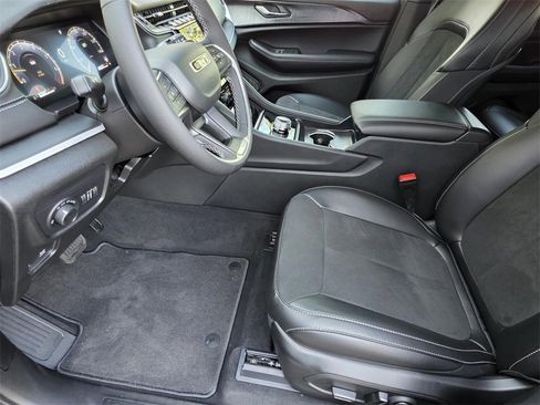 New 2025 Jeep Grand Cherokee Altitude image 6