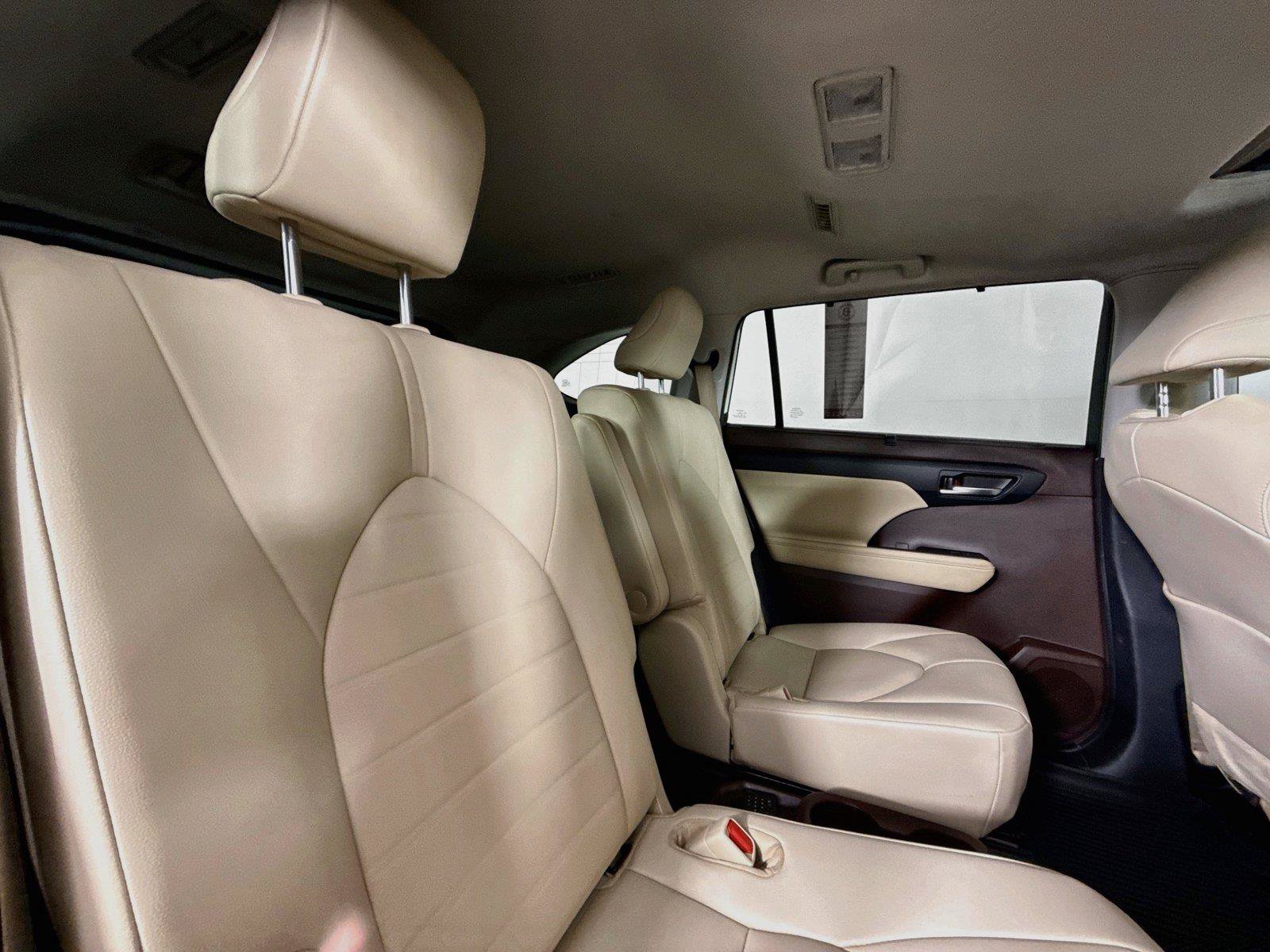 Used 2020 Toyota Highlander XLE AWD/4WD image 40