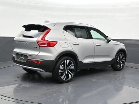 Used 2023 Volvo XC40 B5 Plus AWD/4WD image 6