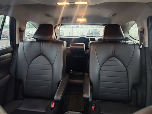 Used 2024 Toyota Highlander XLE FWD image 10