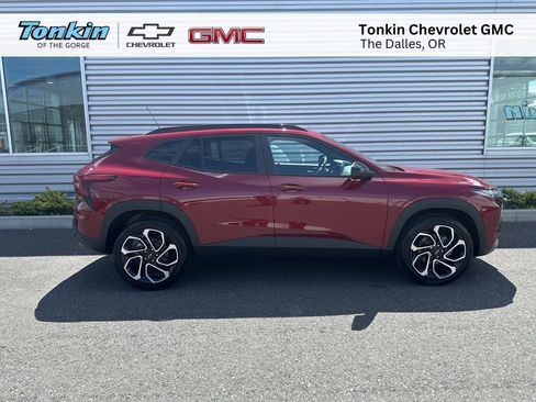 New 2025 Chevrolet Trax RS image 2