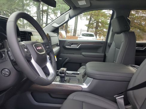 New 2026 GMC Sierra 1500 SLT image 17