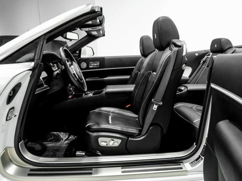 Used 2018 Rolls-Royce Dawn image 8