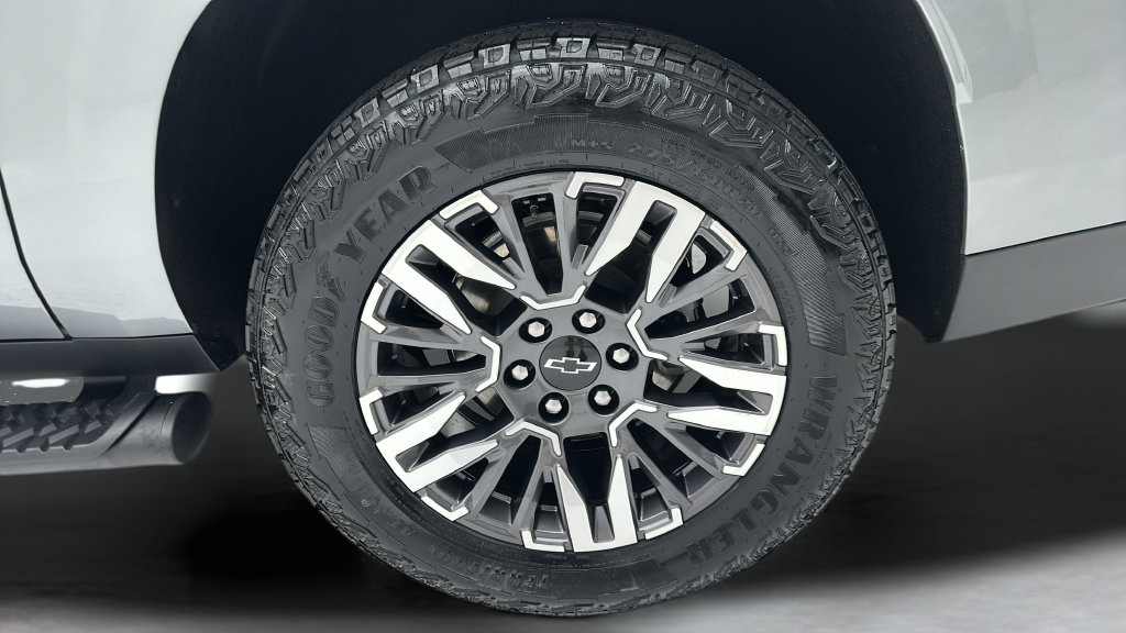 Used 2025 Chevrolet Suburban Z71 AWD/4WD image 8