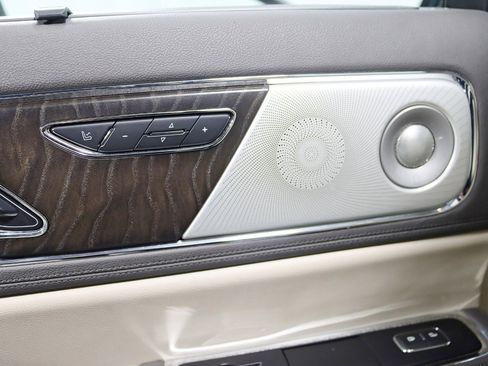 Used 2017 Lincoln Continental Reserve w/ Luxury Package image 36