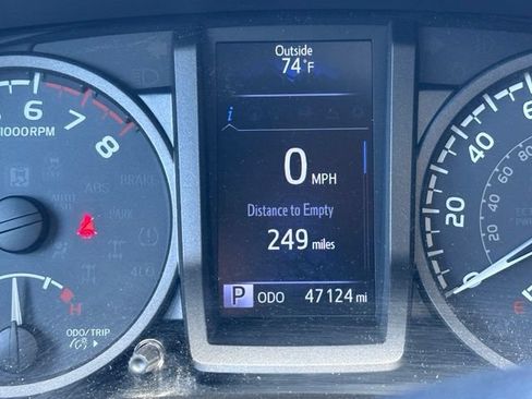 Used 2017 Toyota Tacoma TRD Off-Road w/ Premium & Technology Package AWD/4WD image 14