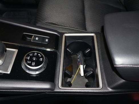 Used 2025 Mitsubishi Outlander ES image 30