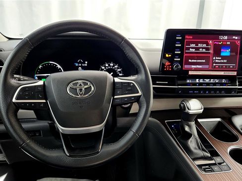 Certified 2024 Toyota Sienna XLE image 29