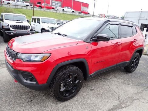 Used 2023 Jeep Compass Trailhawk w/ Trailhawk Convenience Group AWD/4WD image 2