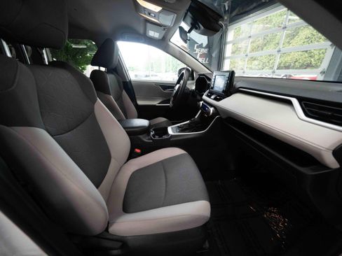Used 2020 Toyota RAV4 XLE w/ Carpet Mat Package AWD/4WD image 27