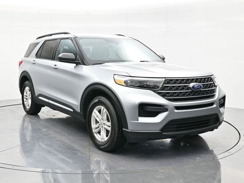 Used 2021 Ford Explorer XLT AWD/4WD image 3
