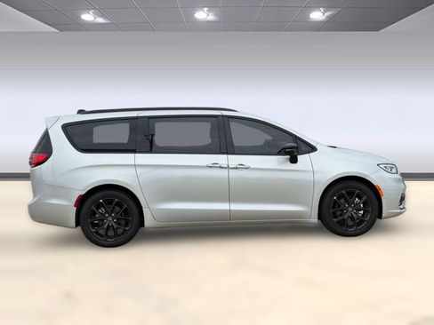 New 2026 Chrysler Pacifica Select w/ S Appearance Package FWD image 8