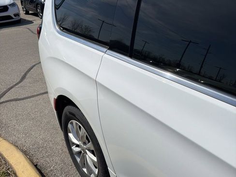 Used 2017 Chrysler Pacifica Touring w/ Tire & Wheel Group image 4