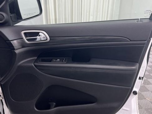 Used 2020 Jeep Grand Cherokee Laredo image 21