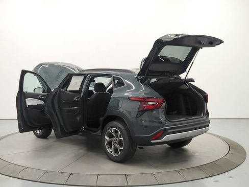 New 2026 Chevrolet Trax LT w/ LT Convenience Package FWD image 13