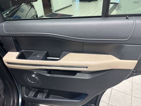 Used 2024 Ford Expedition XLT image 21