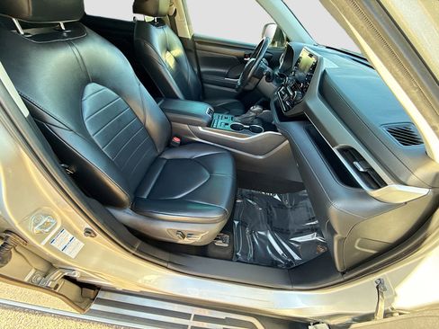 Used 2020 Toyota Highlander XLE image 15