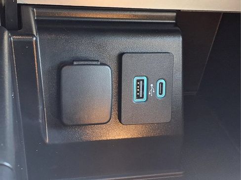Used 2020 Ford Explorer XLT w/ Equipment Group 202A AWD/4WD image 19