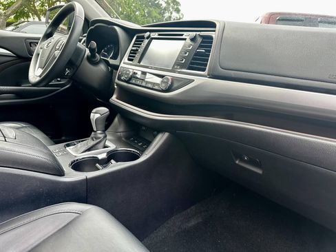 Used 2015 Toyota Highlander XLE AWD/4WD image 16