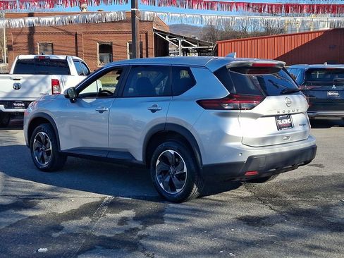 Used 2024 Nissan Rogue SV AWD/4WD image 7