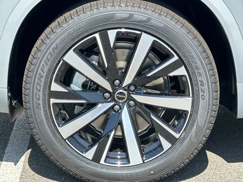 New 2025 Volvo XC90 B6 Core w/ Protection Package Premier image 33