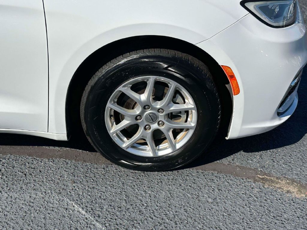 Used 2023 Chrysler Pacifica Touring-L FWD image 7