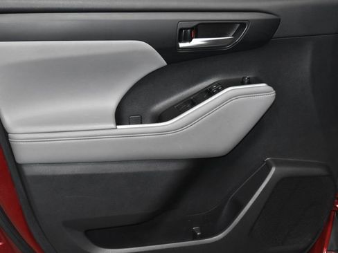 Used 2021 Toyota Highlander XLE image 4