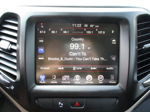 Used 2018 Jeep Cherokee Latitude FWD image 16